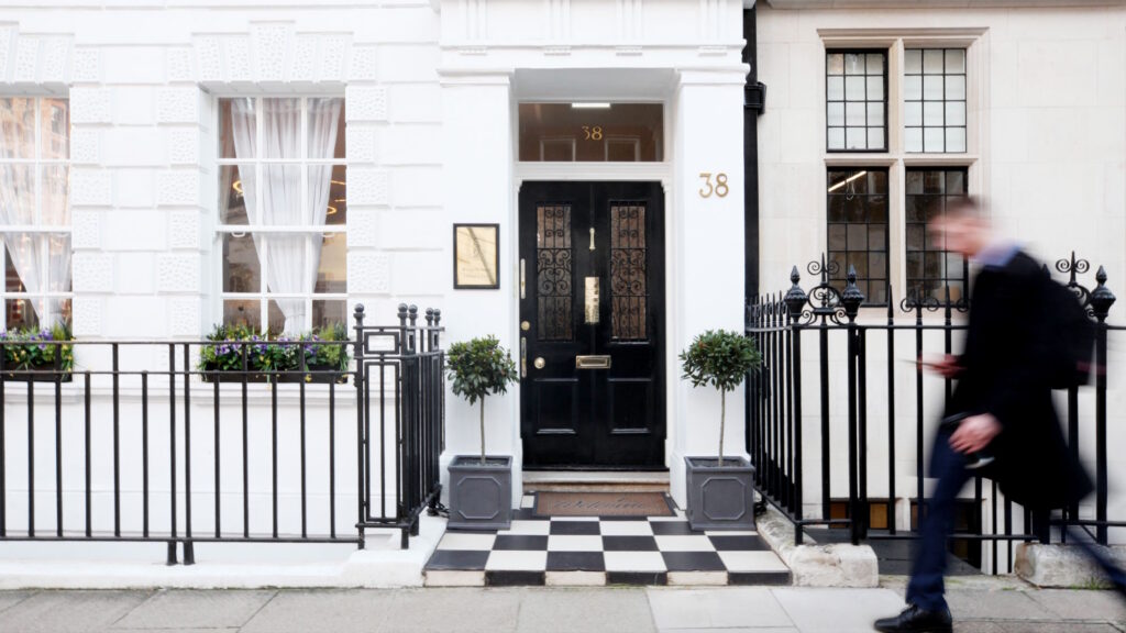 05 Clinic Exterior With Motion